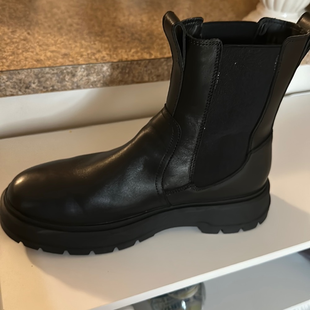 Leather boots. Size 10. Box included.